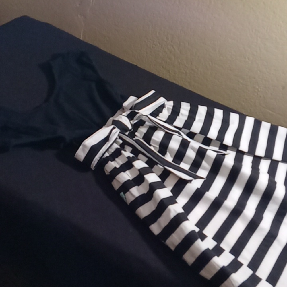 GUESS Black and White Dress w/ Pink Flowers Size S (7/8) - Picture 5 of 8